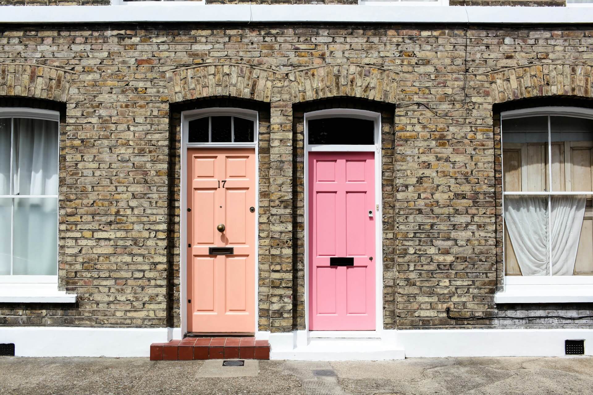 guaranteed-rent-two-colourful-front-doors-in-london