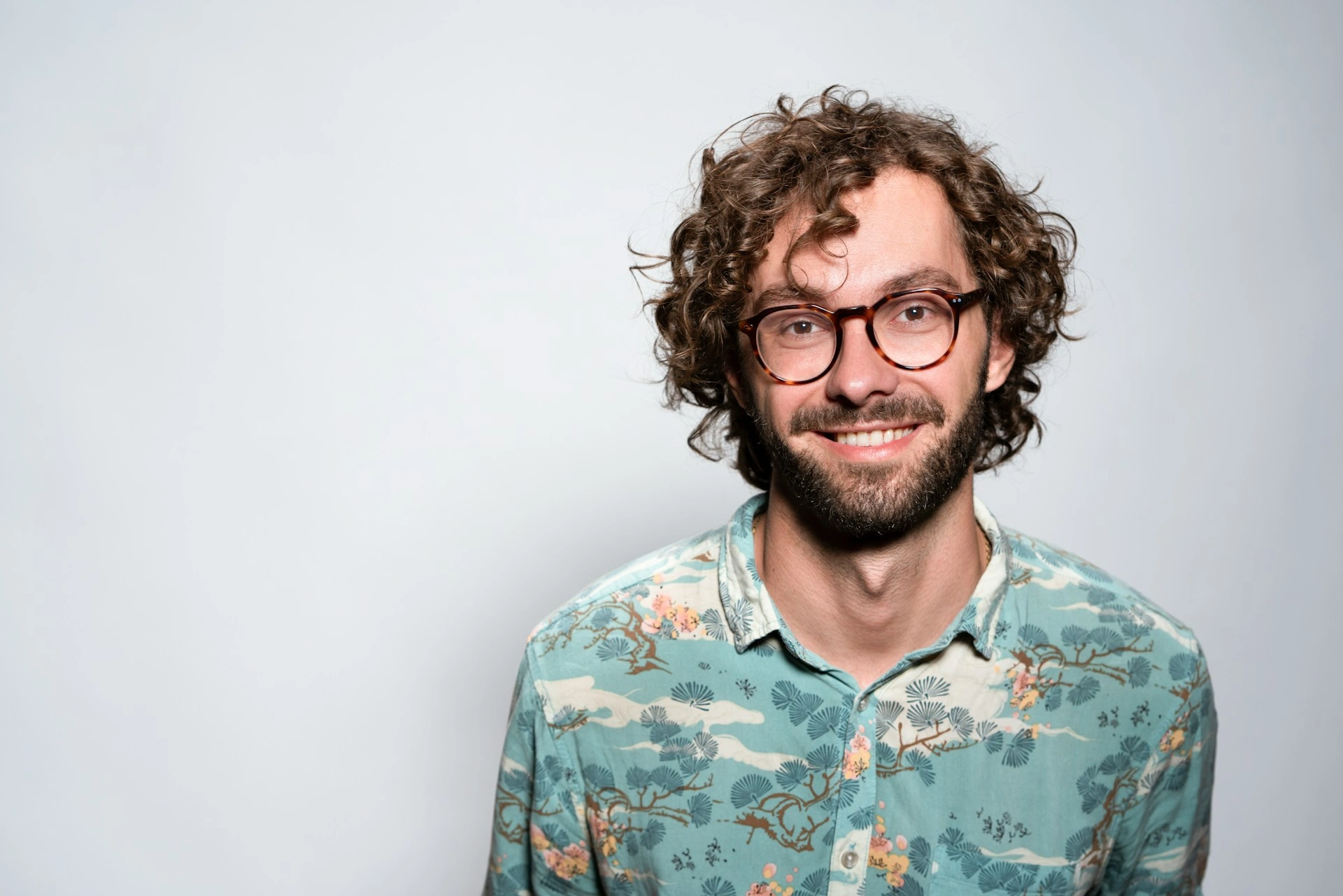 guaranteed-rent-wembley-man-smile-happy-glasses-rental-letting-agent